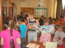 Дети лагеря отдыха поселка Рудничный, участники краеведческой программы «Знаешь ли ты свой город?» в библиотеке поселка