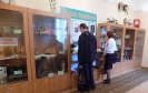 Жители поселка Рудничный рассматривают краеведческую экспозицию в Библиотеке № 9