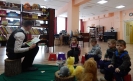 Участники акции «Читаем вместе! Читаем вслух!» в Центральной детской библиотеке слушают сказку на «лесной полянке»