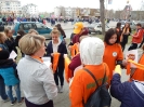 Волонтеры раздавали всем участникам акции нарядные оранжевые шарфики