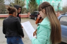 Волонтеры раздавали всем участникам акции текст песни «День Победы»