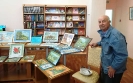 Федор Тылик возле выставки своих картин в Центральной городской библиотеке