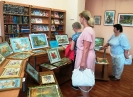 Посетители выставки вышитых картин краснотурьинского мастера Федора Тылика в Центральной городской библиотеке