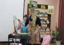 Мастер-класс «Волшебные мазки» известной в городе молодой художницы Юлии Белоусовой в центральной детской библиотеке