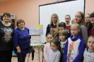 Участники мастер-класса «Волшебные мазки» известной в городе молодой художницы Юлии Белоусовой в центральной детской библиотекеотеке