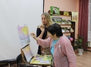 Участница мастер-класса «Волшебные мазки» известной в городе молодой художницы Юлии Белоусовой в центральной детской библиотекеотеке
