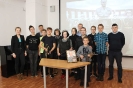 Участники познавательной программы, посвященной 100-летию со дня рождения конструктора Михаила Калашникова в центральной городской библиотеке