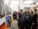 Студенты Краснотурьинского индустриального колледжа на выставке работ фотографа Вадима Смалькова в центральной городской библиотеке