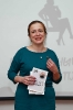 Начинающий краснотурьинский автор Лидия Кулиш подарила свои книги понравившимся участникам баттла. Фото: Дмитрий Кусков.