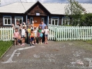 Участники конкурса рисунков на асфальте «Фейерверк детских рисунков» в поселке Чернореченск