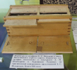 Коробочка с образцами горной породы (шлифами) на выставке, посвященной 130-летию Краснотурьинского краеведческого музея, в центральной городской библиотеке