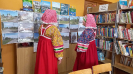 Посетители фотовыставки, посвященной 130-летию поселка Воронцовка, в сельской библиотеке № 2