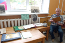 Посетитель фотовыставки, посвященной 130-летию поселка Воронцовка, в сельской библиотеке № 2