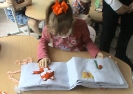 Дети с проблемами зрения из детского сада № 32 с интересом рассматривают тактильную книгу, сделанную читателями Центральной детской библиотеки