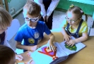 Дети с проблемами зрения из детского сада № 32 с интересом рассматривают тактильную книгу, сделанную читателями Центральной детской библиотеки