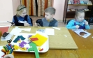 Ребята из творческой мастерской «Чудо-ручки, чудо-штучки» Центральной детской библиотеки создают своими руками «особую» тактильную книгу – сказку «Теремок»