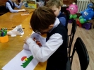 Ребята из творческой мастерской «Чудо-ручки, чудо-штучки» Центральной детской библиотеки создают своими руками «особую» тактильную книгу – сказку «Теремок»