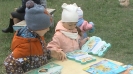 Посетители выставки книжных новинок Центральной детской библиотеки в рамках акции «Доброе лето»