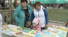 Посетители выставки книжных новинок Центральной детской библиотеки в рамках акции «Доброе лето»