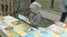 Посетительница выставки книжных новинок Центральной детской библиотеки в рамках акции «Доброе лето»