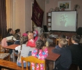 Дети летнего оздоровительного лагеря поселка Рудничный с интересом смотрят научно-популярный фильм «Работа ветра в природе»