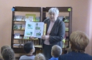 Библиотекарь Любовь Васькина читает участникам литературно-игровой программы сказку В. Сутеева «Цыпленок и утёнок»