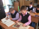 Учащиеся школы № 10 на библиотечном уроке по справочной литературе
