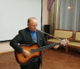 Александр Никишин исполнил песни под гитару
