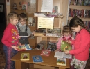 Дошкольники познакомились с произведениями В. Драгунского на книжной выставке в Библиотеке № 10 района Медная Шахта