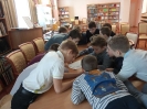 Шестиклассники школы № 23 выполняют задания в рамках информационного часа «Безопасный Интернет» в Центральной городской библиотеке