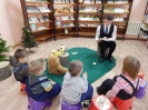 Участники акции «Читаем вместе! Читаем вслух!» в Центральной детской библиотеке слушают сказку на «лесной полянке»