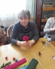Лилия Федоровна Коробова, участница мастер-класса по изготовлению цветов из бумаги в Библиотеке № 2 поселка Воронцовка