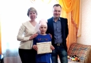 Благотворительный сертификат команда библиотекарей и волонтеров «Театральный десант», вручила 11-летней Анастасии Ридель