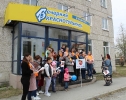 Участники флэшмоба «Песня Победы» на площадке возле редакции газеты «Вечерний Краснотурьинск»