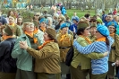 Участники флэшмоба «Песня Победы» на площадке возле Центральной городской библиотеки. Фото: редакция газеты «Вечерний Краснотурьинск»