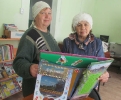 Читатели Библиотеки № 6 поселка Чернореченск с интересом рассматривают познавательные материалы лэпбука о родном поселке