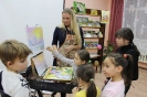 Участники мастер-класса «Волшебные мазки» известной в городе молодой художницы Юлии Белоусовой в центральной детской библиотекеотеке