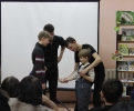 Участники театрального мастер-класса и творческой встречи со студентами актерского отделения Краснотурьинского колледжа искусств в центральной детской библиотеке
