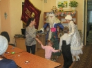 Участники программы дружно пели любимую всеми песенку «В лесу родилась ёлочка» и водили хоровод с Дедушкой Морозом и Снегурочкой
