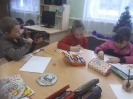 Участники литературно-творческого занятия «Карандаш пришел с друзьями» в библиотеке № 6 поселка Чернореченск