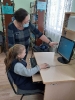 Посетители занятий по компьютерной грамотности в библиотеке № 6 поселка Чернореченск