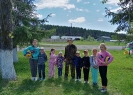 Участники праздника, посвященного Международному дню защиты детей, в поселке Чернореченск