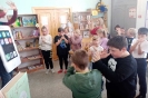 Участники театрализованной игровой программы «Удивительный мир книги» в библиотеке № 2 поселка Воронцовка