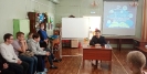 Директор Краснотурьинского филиала УрФУ Михаил Белоусов на встрече со школьниками в библиотеке № 8