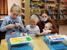 Участники семейного мастер-класса по робототехнике в центральной детской библиотеке