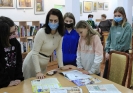 Марина Граф с детьми на занятии по теме «Художественная открытка»