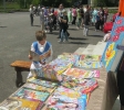 Посетитель выездного летнего читального зала на площадке возле библиотеки № 9 поселка Рудничный