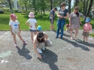 Участники конкурса рисунков на асфальте «Фейерверк детских рисунков» в поселке Чернореченск