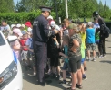 Участники акции «Безопасность детства» возле библиотеки № 9 поселка Рудничный