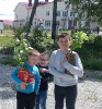 Участники экологического часа в библиотеке № 2 поселка Воронцовка своими руками высадили саженцы сирени возле администрации поселка